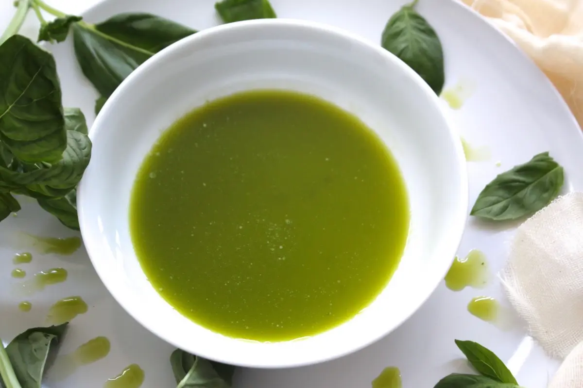 bol huile herbes aromatiques feuilles basilic gouttes assiette ronde blanche