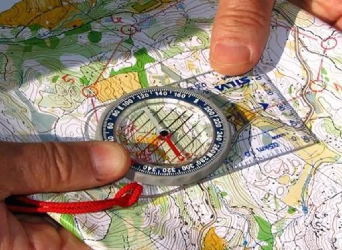 boussole et ligne de measurement rectangulaire et transparentes poses sur une carte geographique