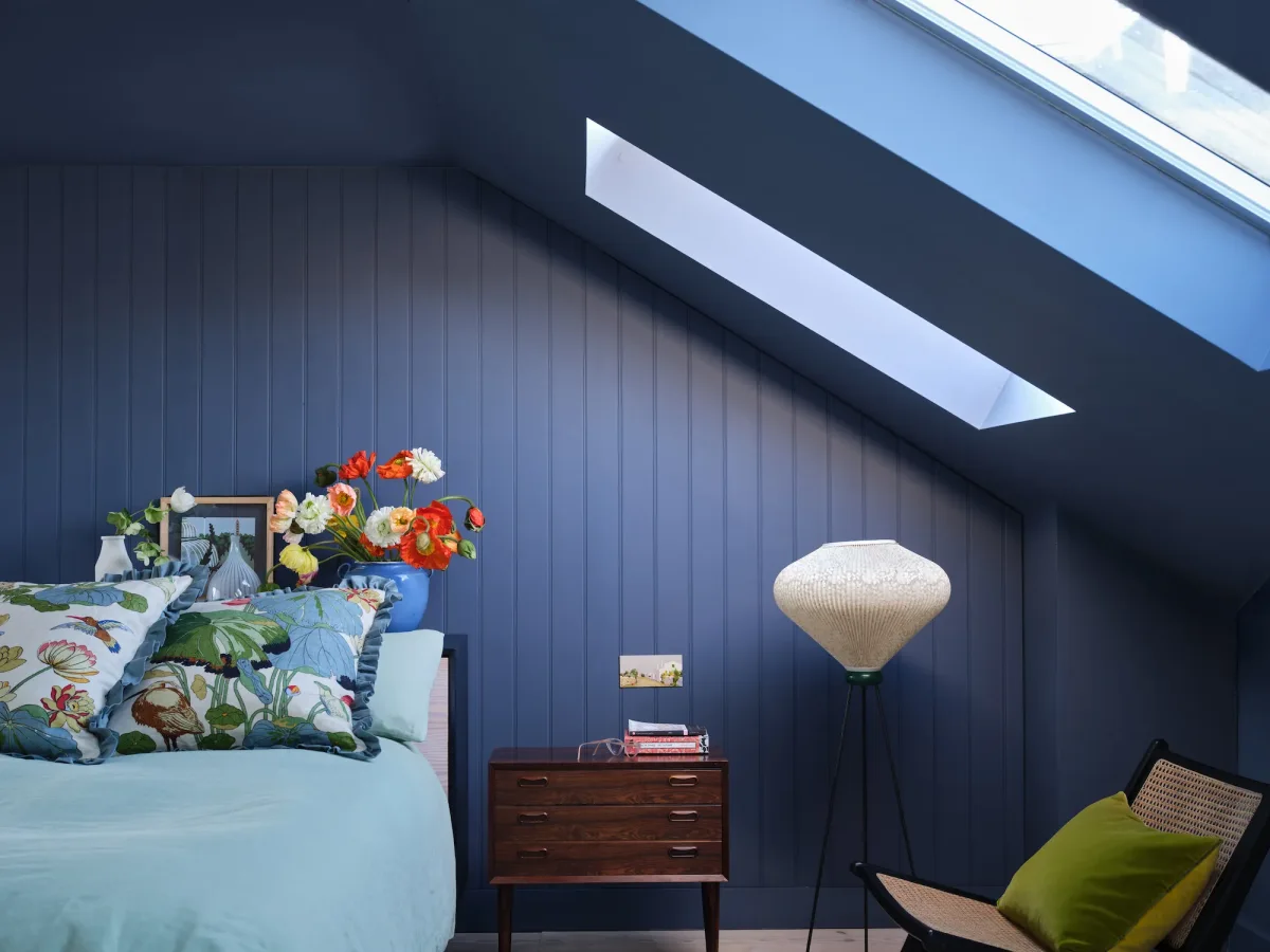 chambre en mndsarde en bleu plafond et mur en bleu
