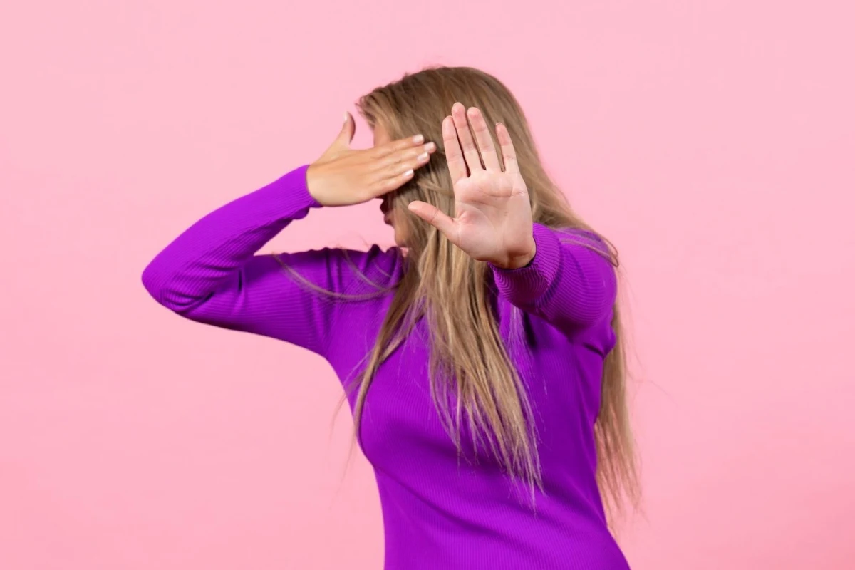 cheveux longs blouse violette femme mains comportement ignorance