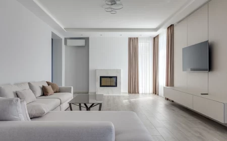 climatisation salon blanc plafond suspendu canape d angle meuble tv cheminee rideaux sol bois blanc