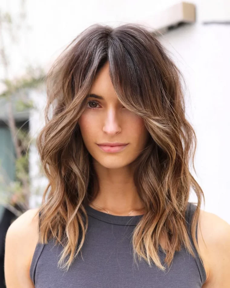 coiffure wavy cheveux ondulations balayage naturel debardeur gris fonce femme frange longue