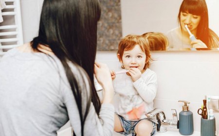 comment aider son enfant a se brosser les dents salle de bain carrelage seche serviette