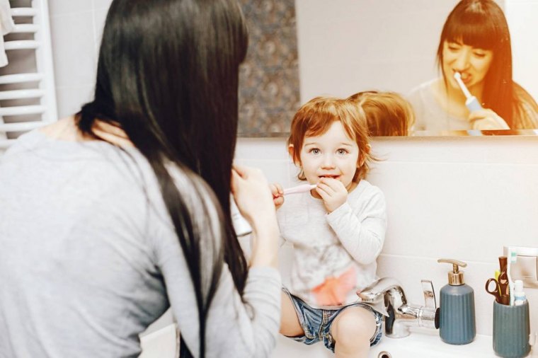 comment aider son enfant a se brosser les dents salle de bain carrelage seche serviette