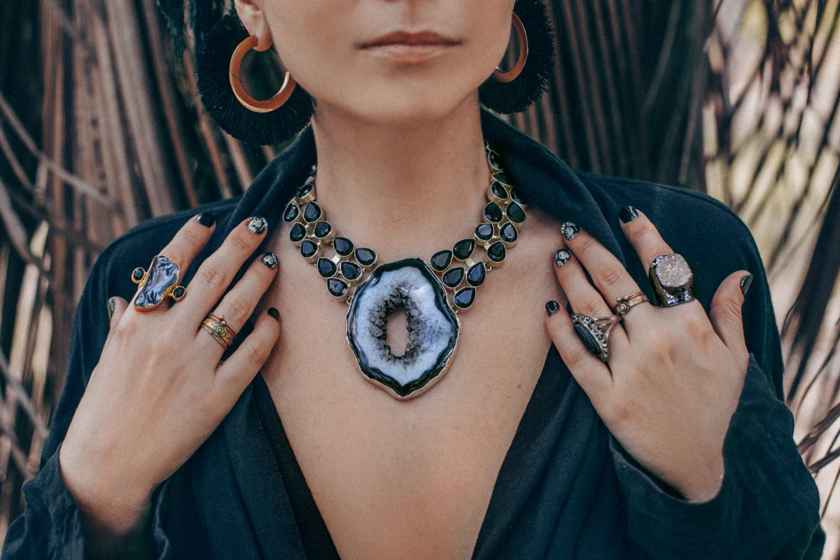 comment choisir un bijoux en pierres naturelles femme chemise collier noir