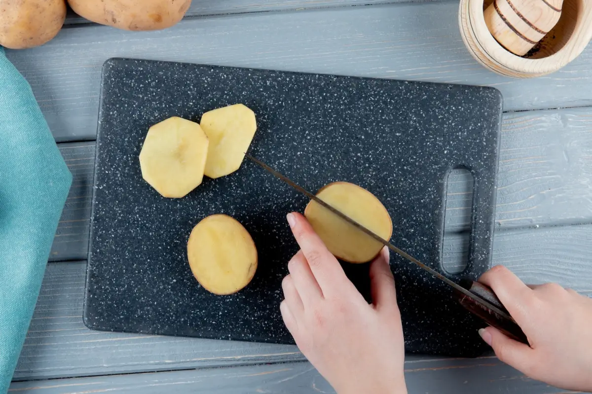 comment couper pommes de terre planche couteau peau chair rondelles mains