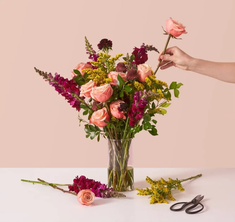 comment faire un arrangement floral tout seul bouquet fleurs rouges