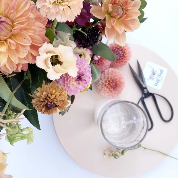 comment faire une composition florale a la maison fleurs ciseaux