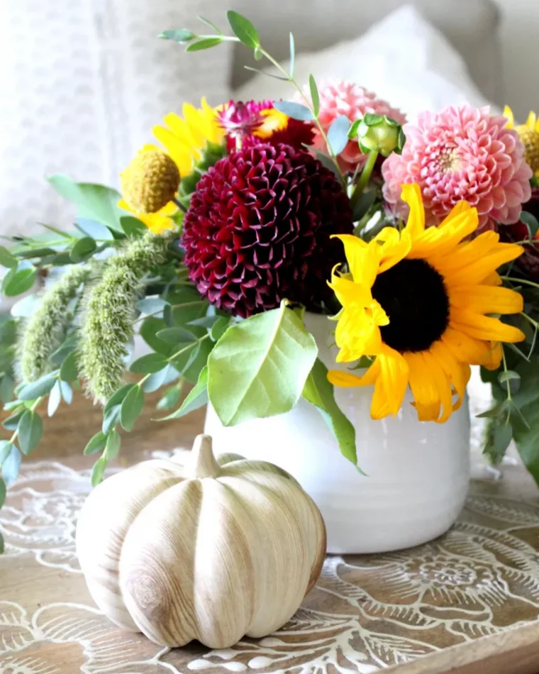 composition florale avec des dalhias et tournesols