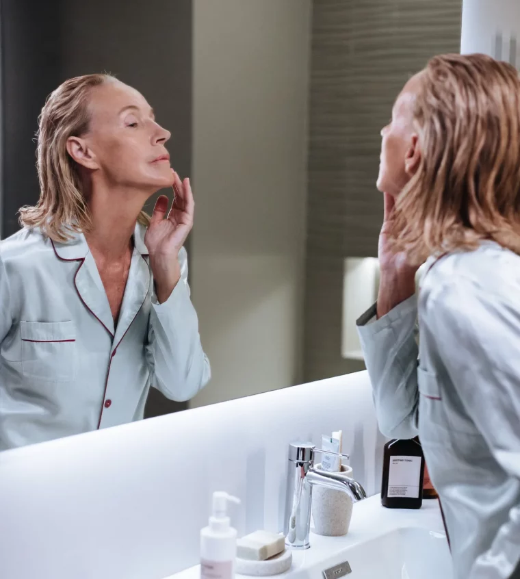 conseil anti age bien laver son visage au quotidien femme vieille miroir