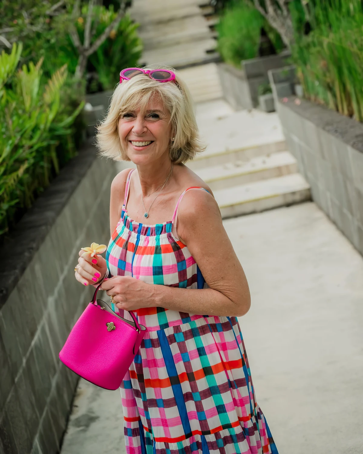 coupe de cheveux effilee pour rajeunir femme 50 ans robe sac rose