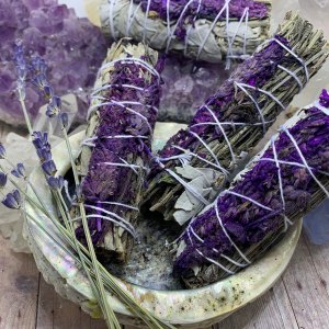 des fagots de lavane dans un bol sels violettes