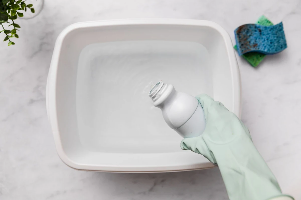 desfinfecter une eponge de cuisine recipient blanc gant blanc et bouteille en plastique