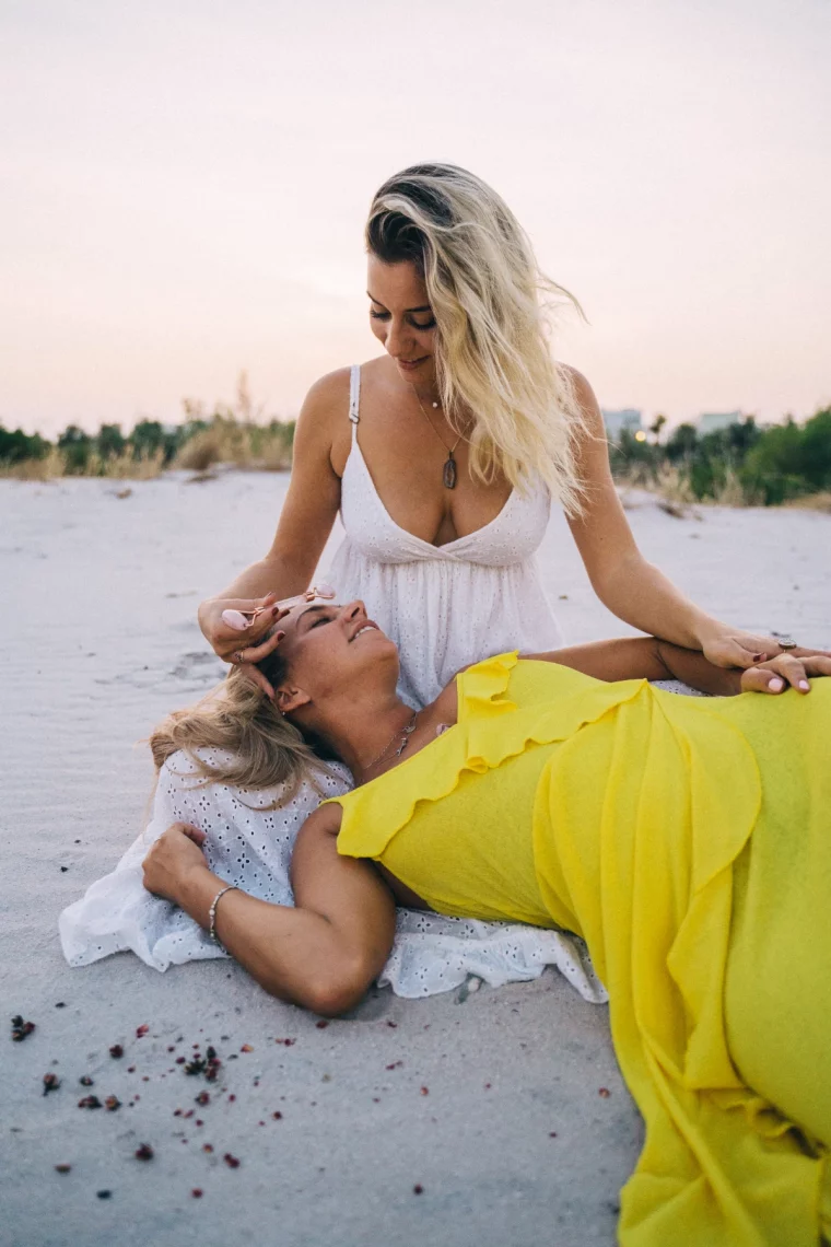 enlever le stress avec les pierres naturelles deux femme plage robe jaune