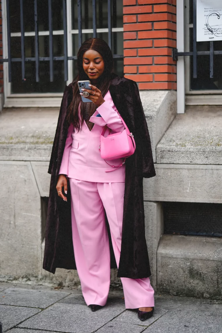 ensemble rose pantalon et blazer manteau noir