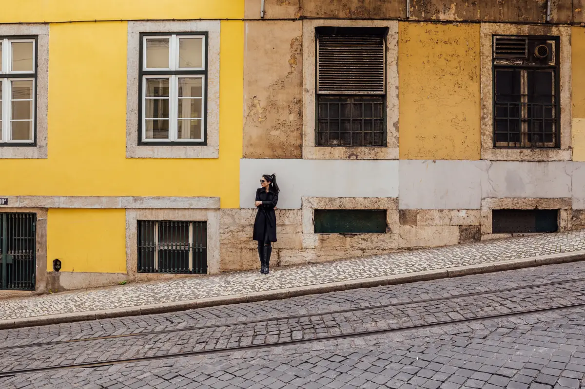 facade jaune peinture fille rue pavage batiment fenetres cadre noir et blanc