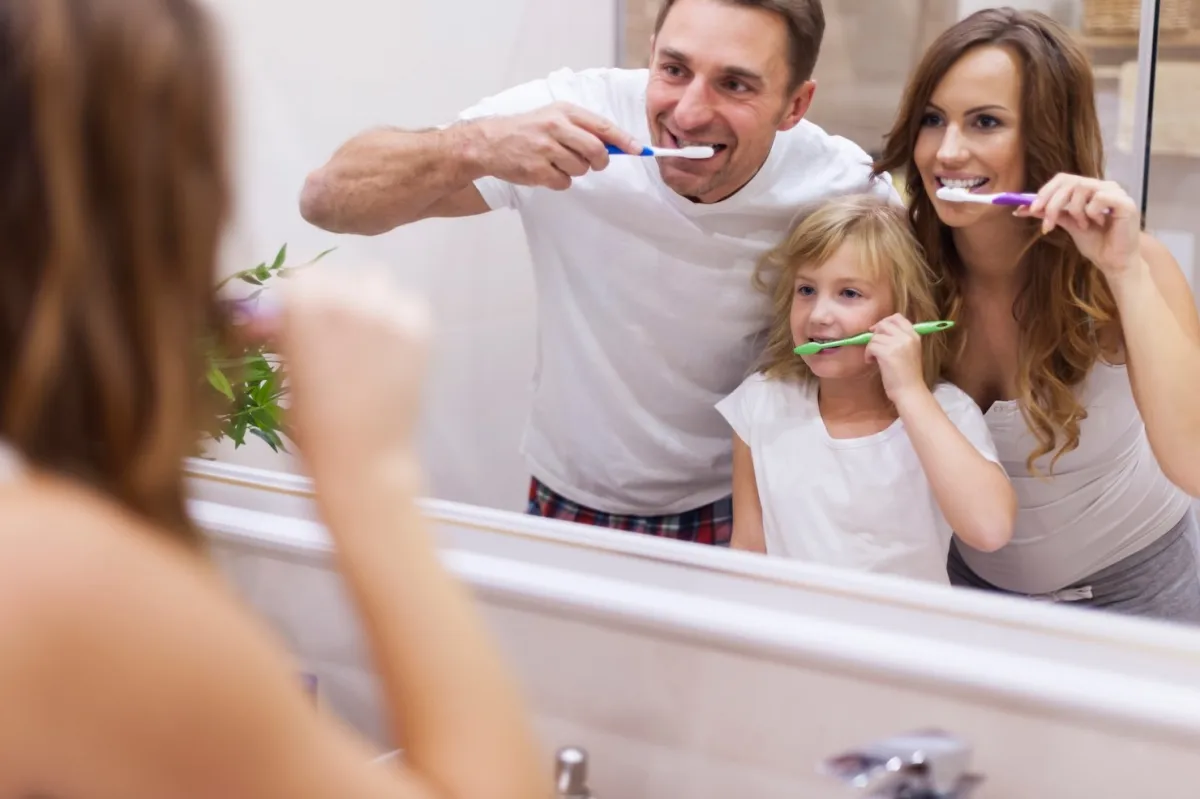 famille activite miroir salle de bain parents fille brosser des dents