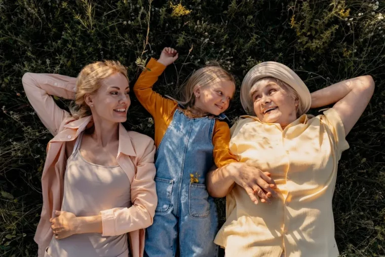 famille amour generation petite fille grand mere proches femmes