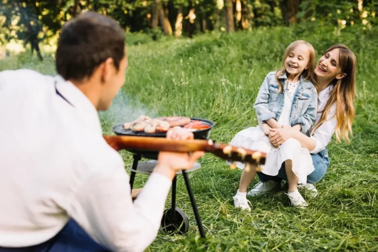 famille grille barbecue viande mere fille gazon pelouse exterieur