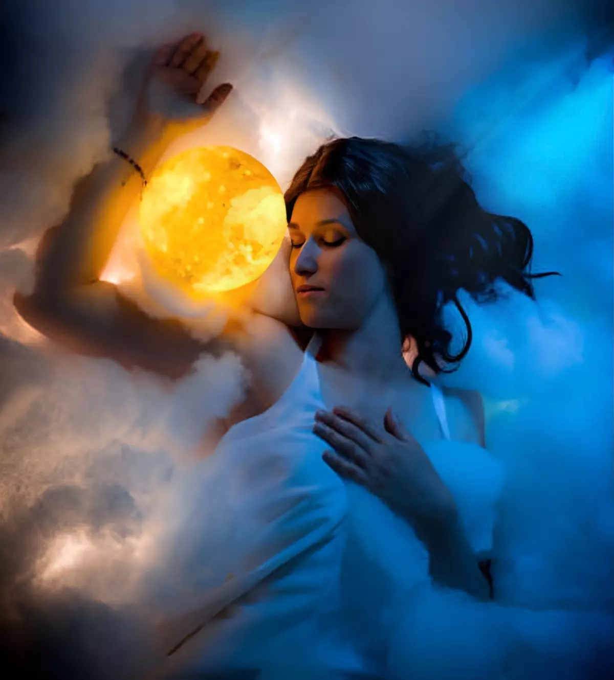 femme qui dort sur un nuage et la pleine lune lumineuse entre son bras et son visage