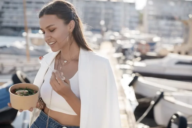 femme top crop blanc blazer jeans taille haut bol nourriture bijoux or creoles