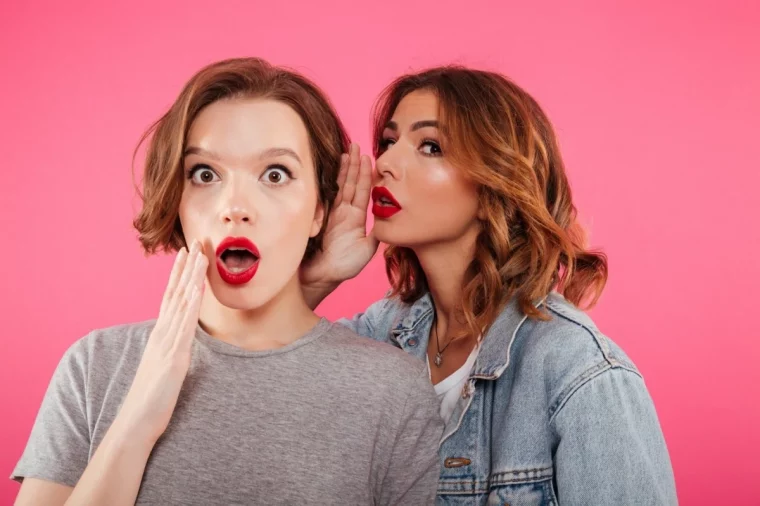 femmes maquillage rouge a levre bavardage t shirt gris veste denim