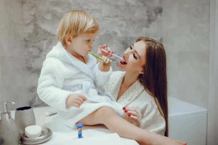 fille et mere salle de bain lavabo carrelage effet beton enfant