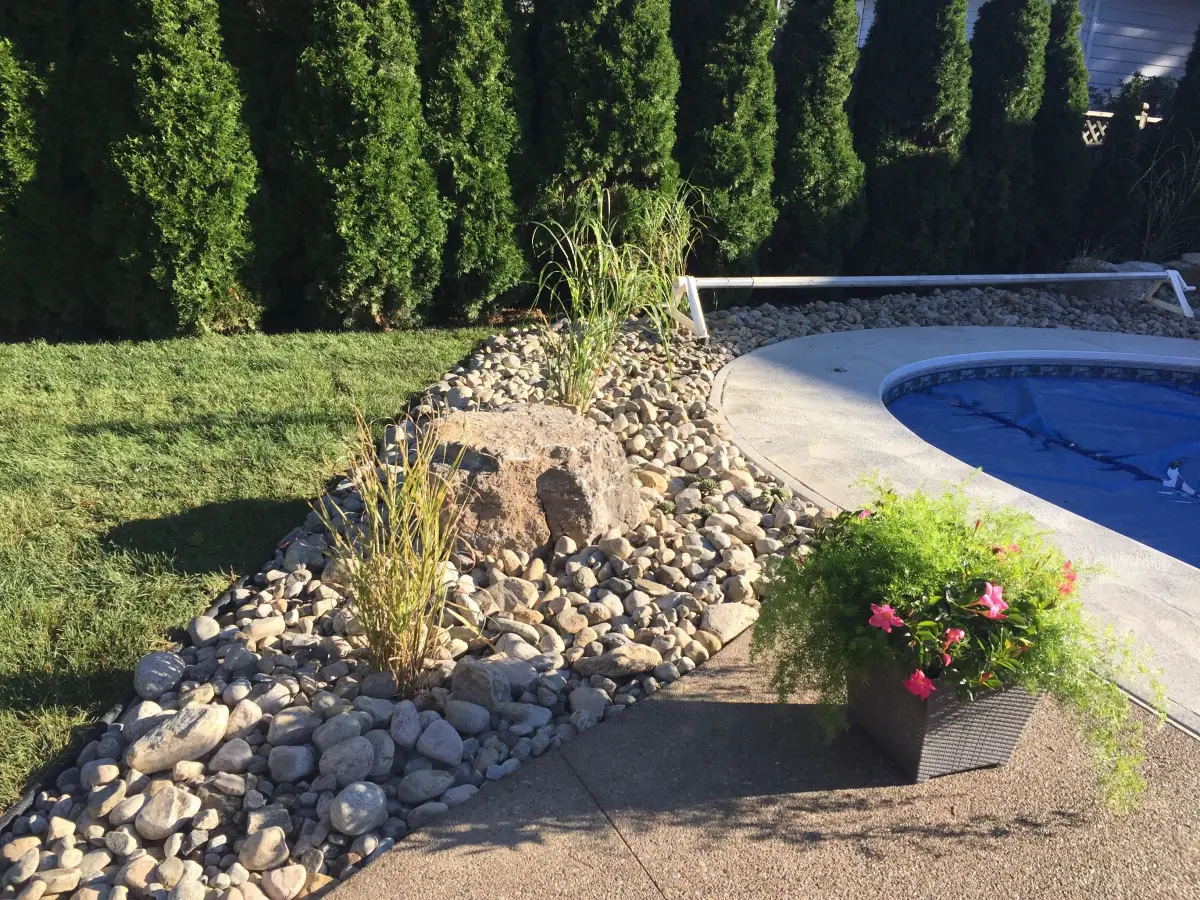 gravier cailloux jardin rocaille graminee gazon bordure piscine pot fleurs