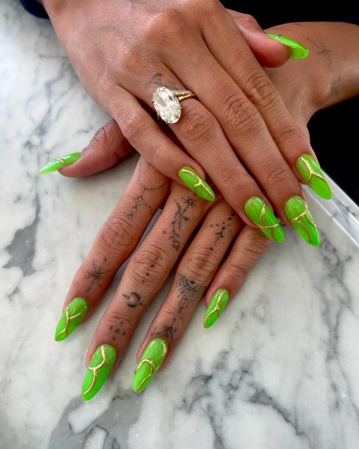 hailey bieber ongles longs vernis neon vert bague tatouage doigts femme