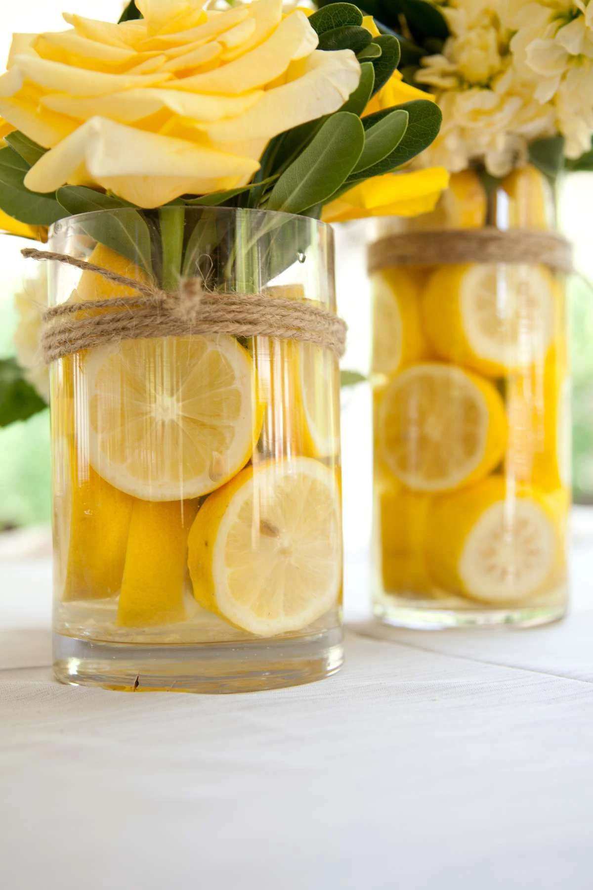 idee de decoration florale fleurs jaunes et citrons