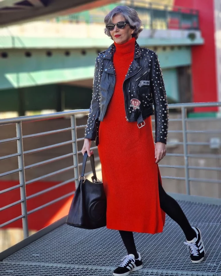 idees de look avec une robe fendue rouge baskets veste en cuir