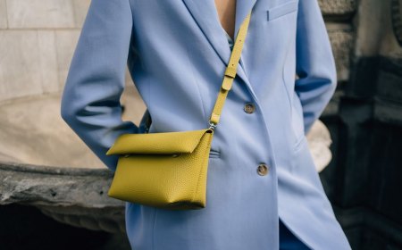 idée tendance tenue pour la rentrée 2023 manteau bleu sac à main jaune comment s habiller en automne