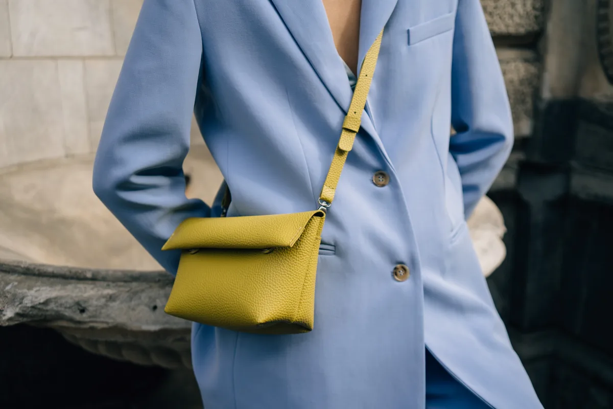 idée tendance tenue pour la rentrée 2023 manteau bleu sac à main jaune comment s habiller en automne