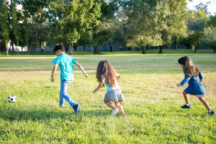 jeux exterieur foot enfants filles arbres gazon resistant au pietinement