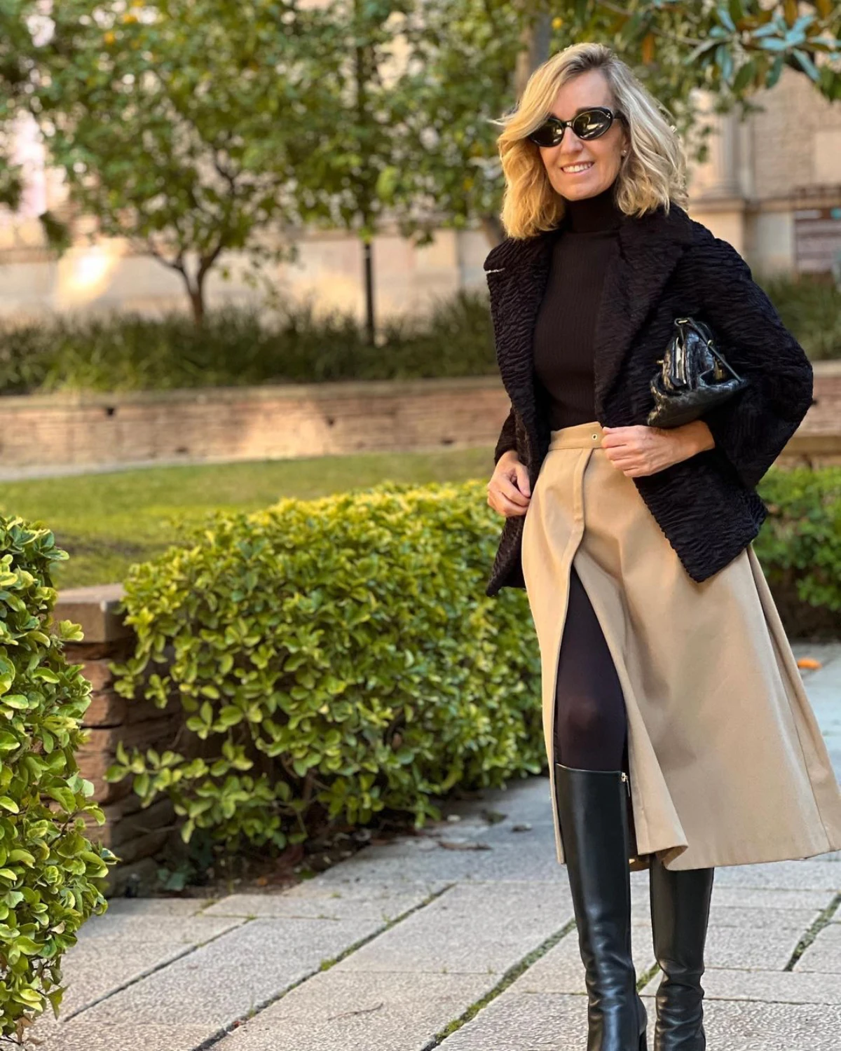 jupe fendue mode femme 50 ans bottes noirs