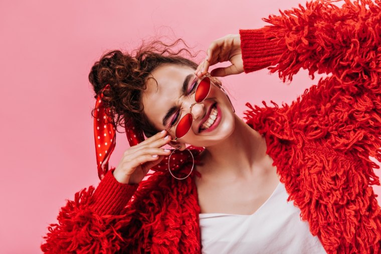 la signification des couleurs sur nos vetements femme habille en rouge