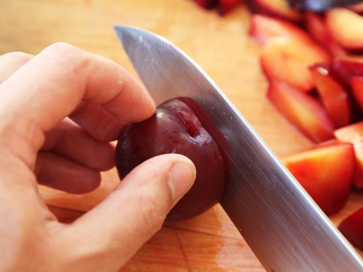 laver equetter et denoyauter les prunes avant de les couper