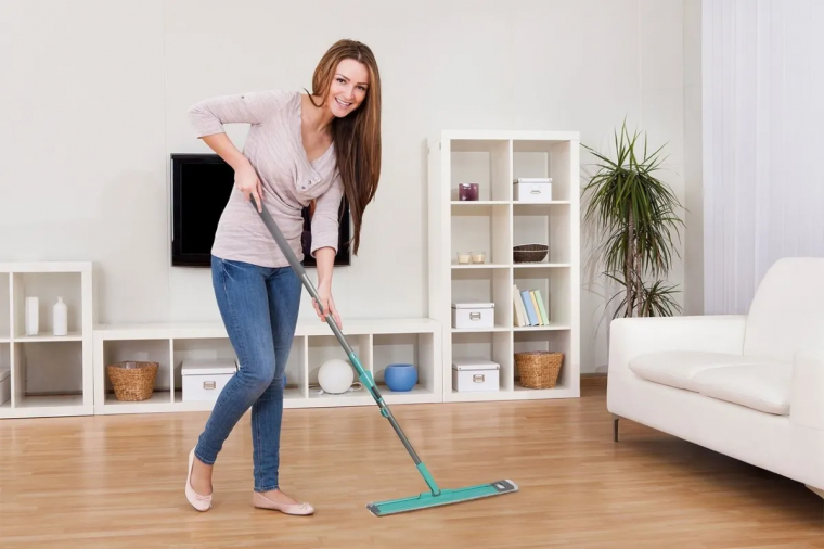 laver le sol dans la maison sans effort à l'eau chaude ou froide femme nettoie le sol encuisine
