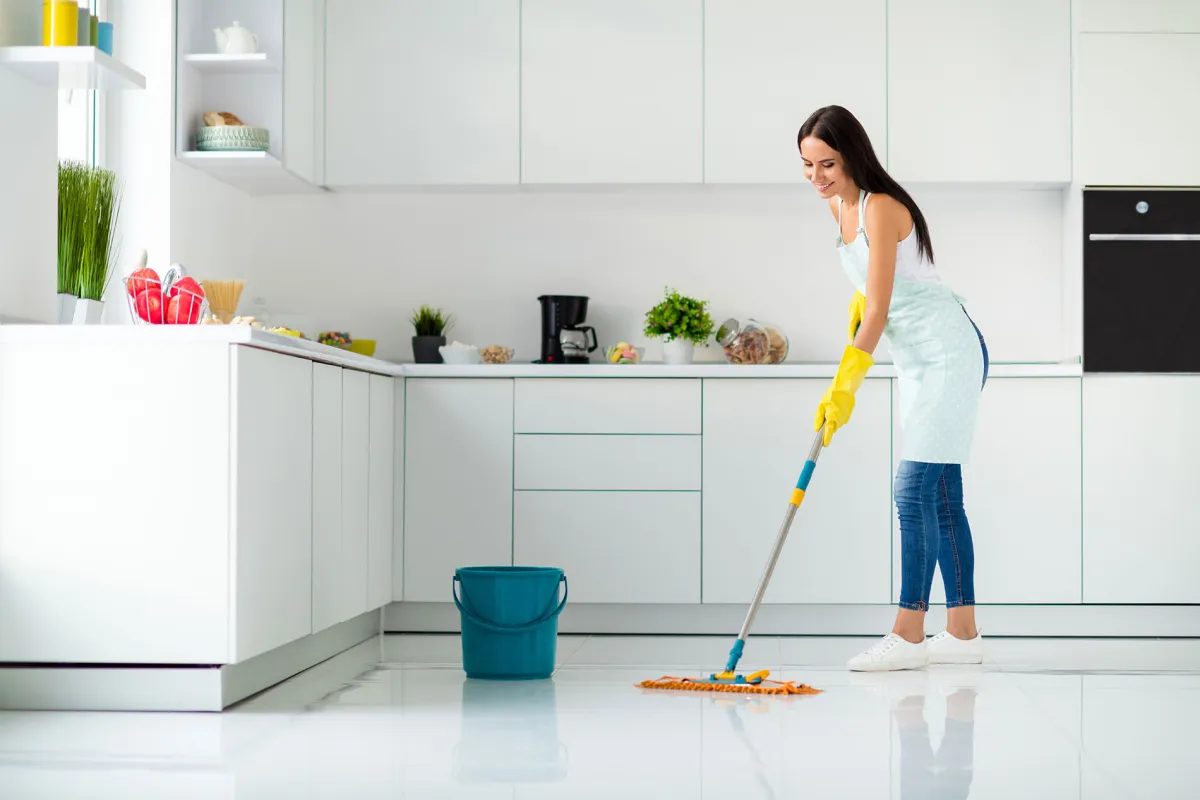 laver son sol tous les jours femme lave lesol decuisine