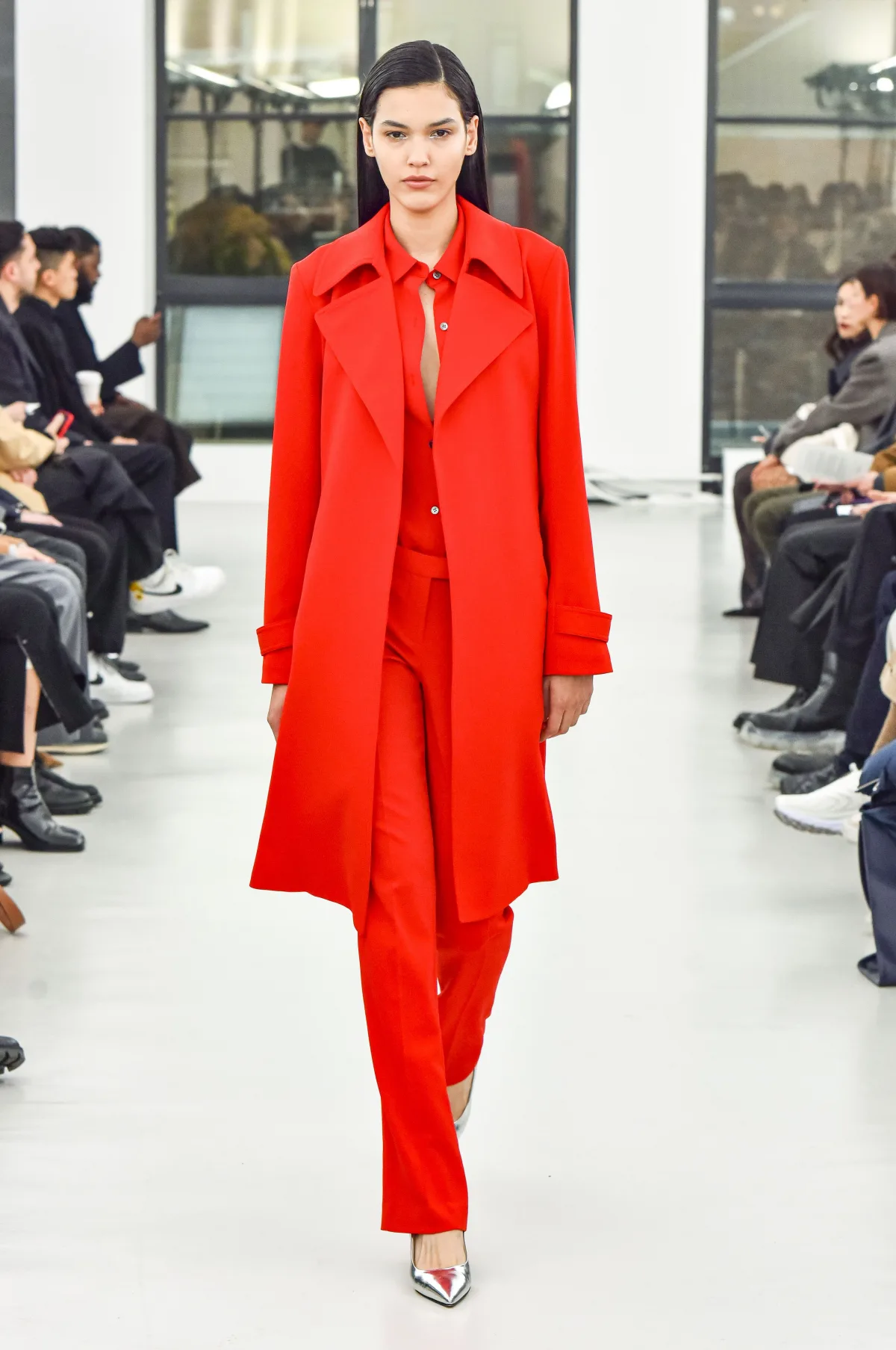 manteau rouge et top et pantalon rouges idée tenue couleur mode automne 2023
