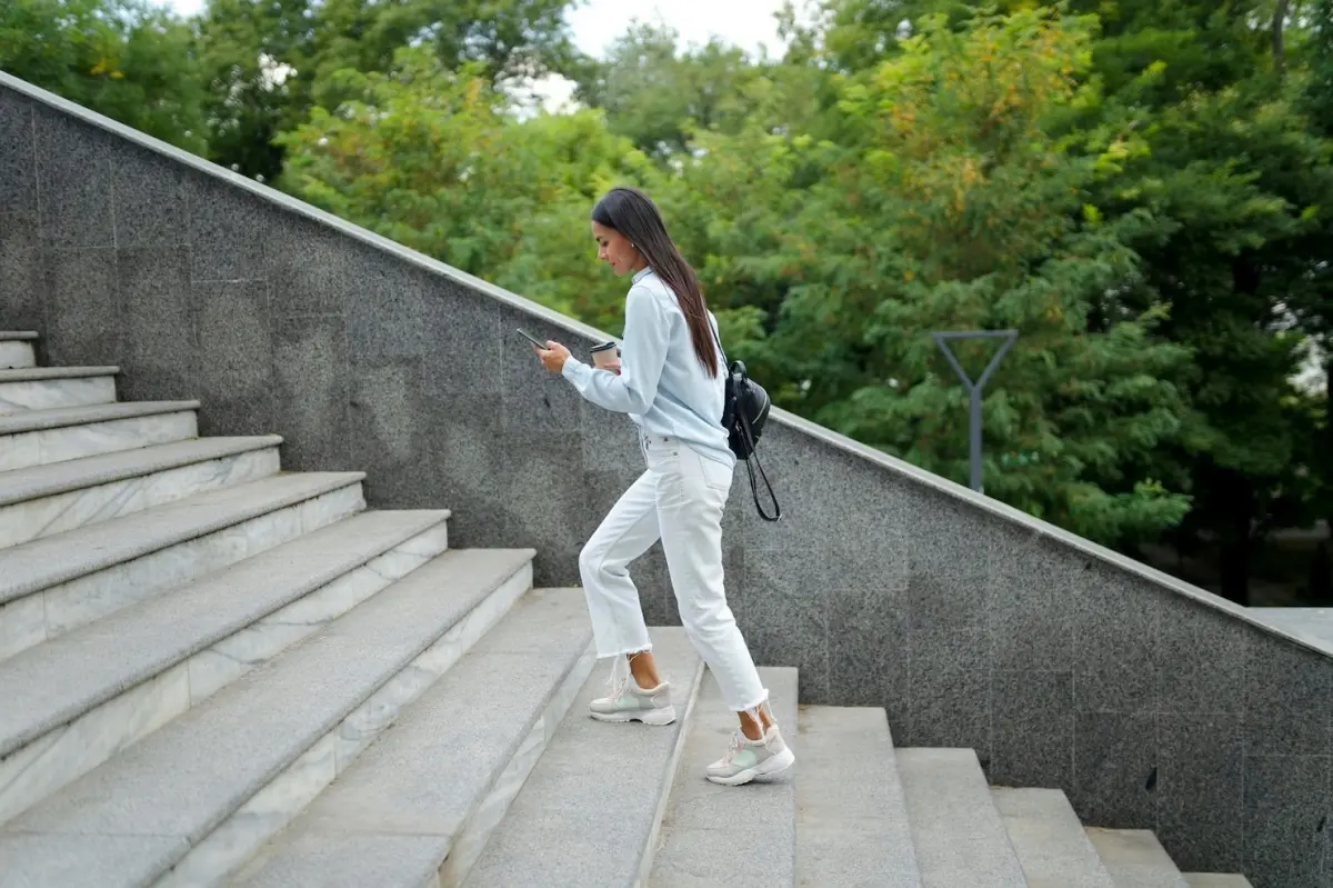 marches escalier femme exercice mouvement cheveux longs sac a dos baskets