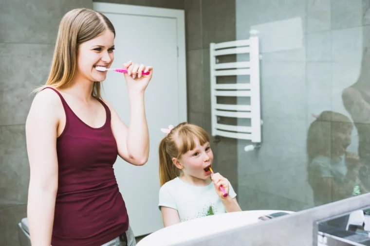 miroir salle de bain porte blanche seche serviette famille mere fille