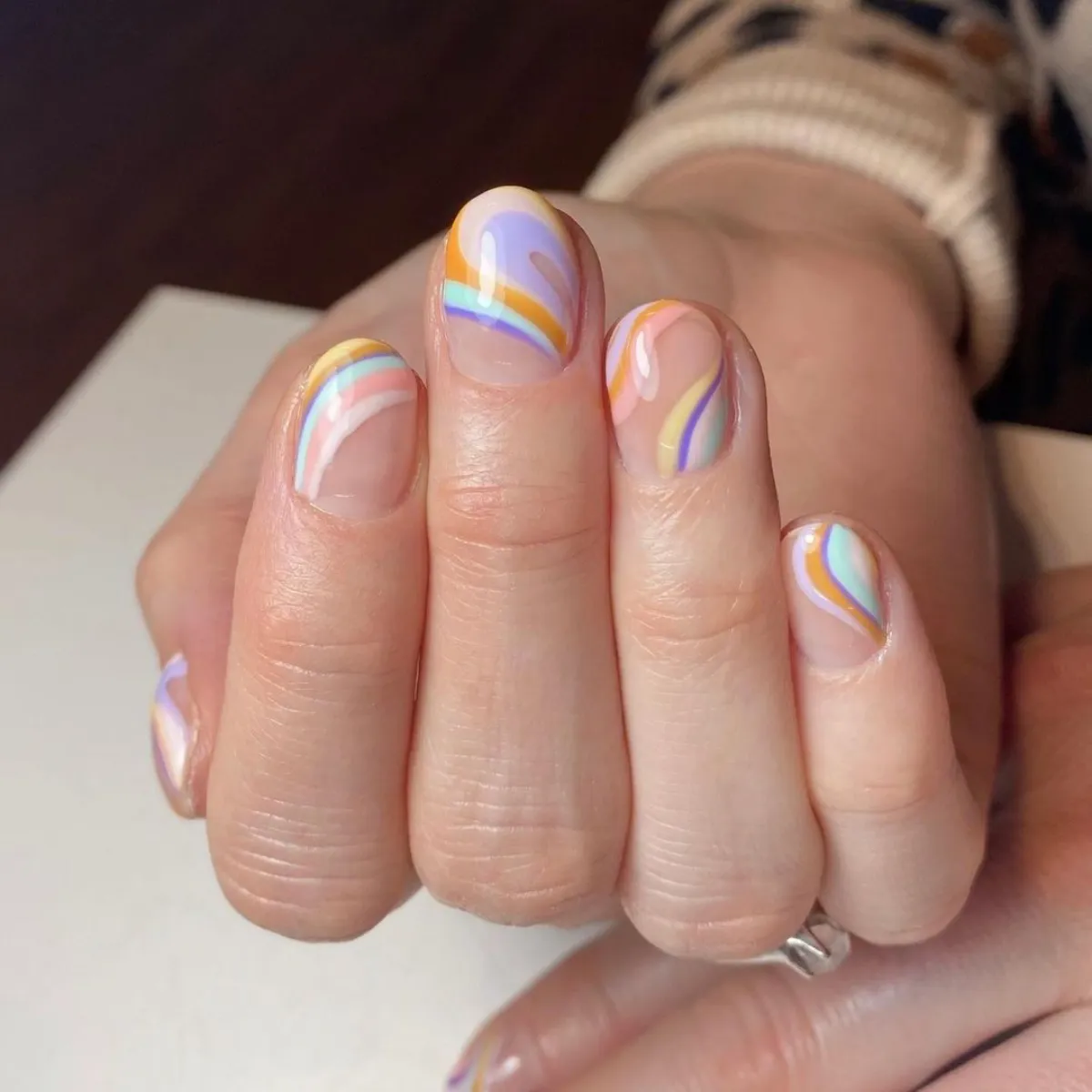 nail art couleurs ongles courts vernis pastel imprimes pucci