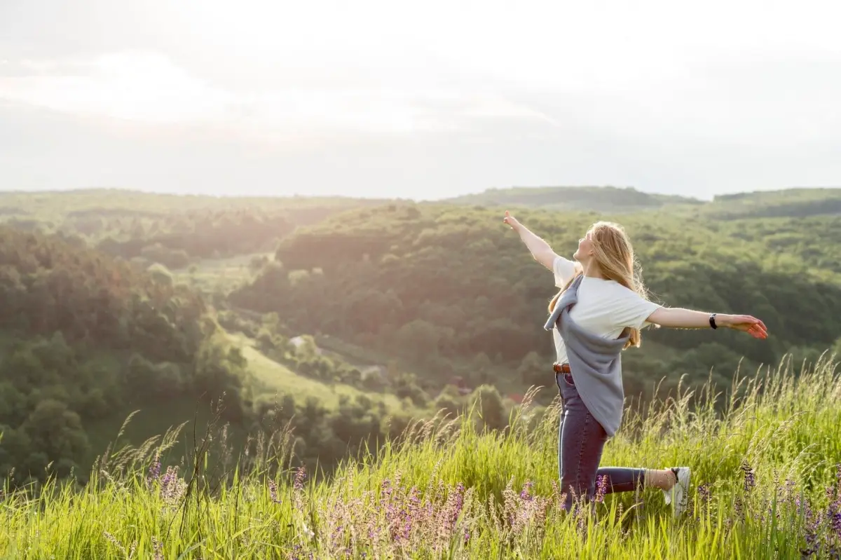 nature paysage montagnes foret herbe plantes fleurs femme joie jeans