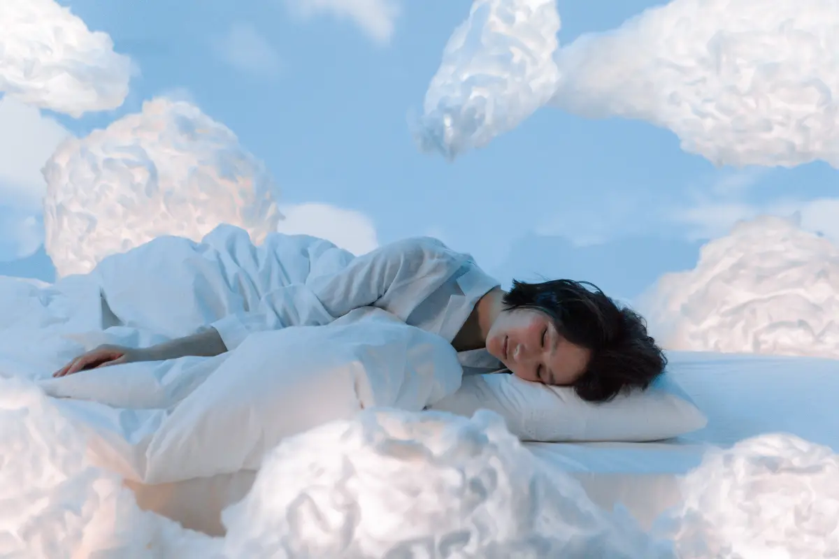 nuages sommeil ciel bleu femme dort matelas pyjama draps blancs