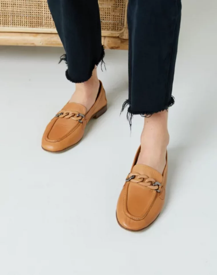 paire de mocassins classiques marron avec une boucle