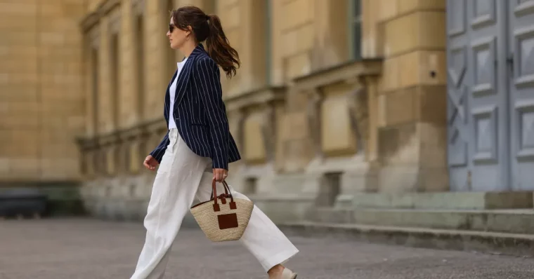 pantalon a jambe large blanc top blanc et blazer marine