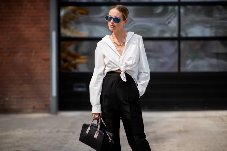 pantalon a taille haute noir et chemisier blanc