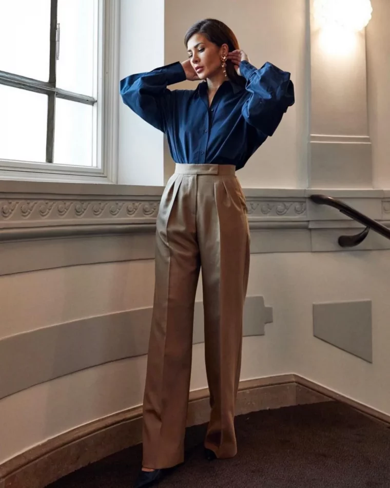 pantalon taille haute beige avec un cchemisier bleu marine