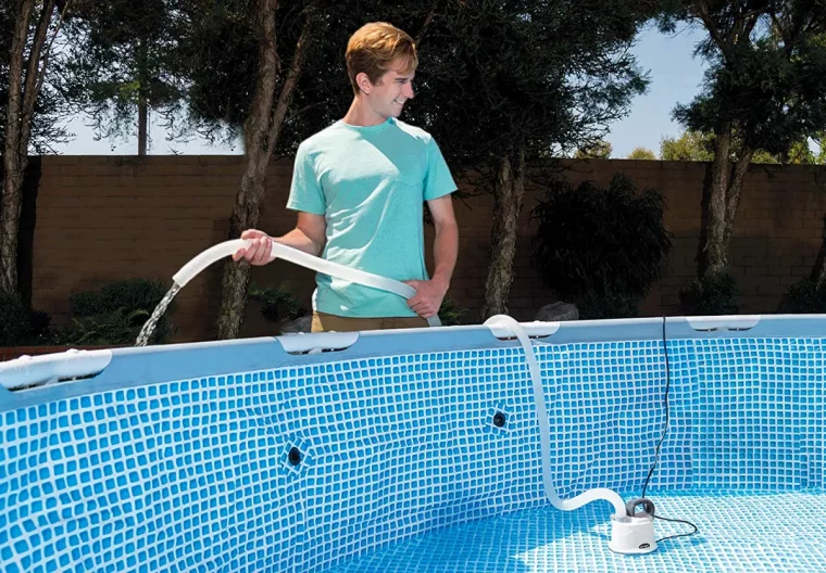 peut on arroser son jardin avec l'eau de la piscine femme en vert qui pompe leau depiscine